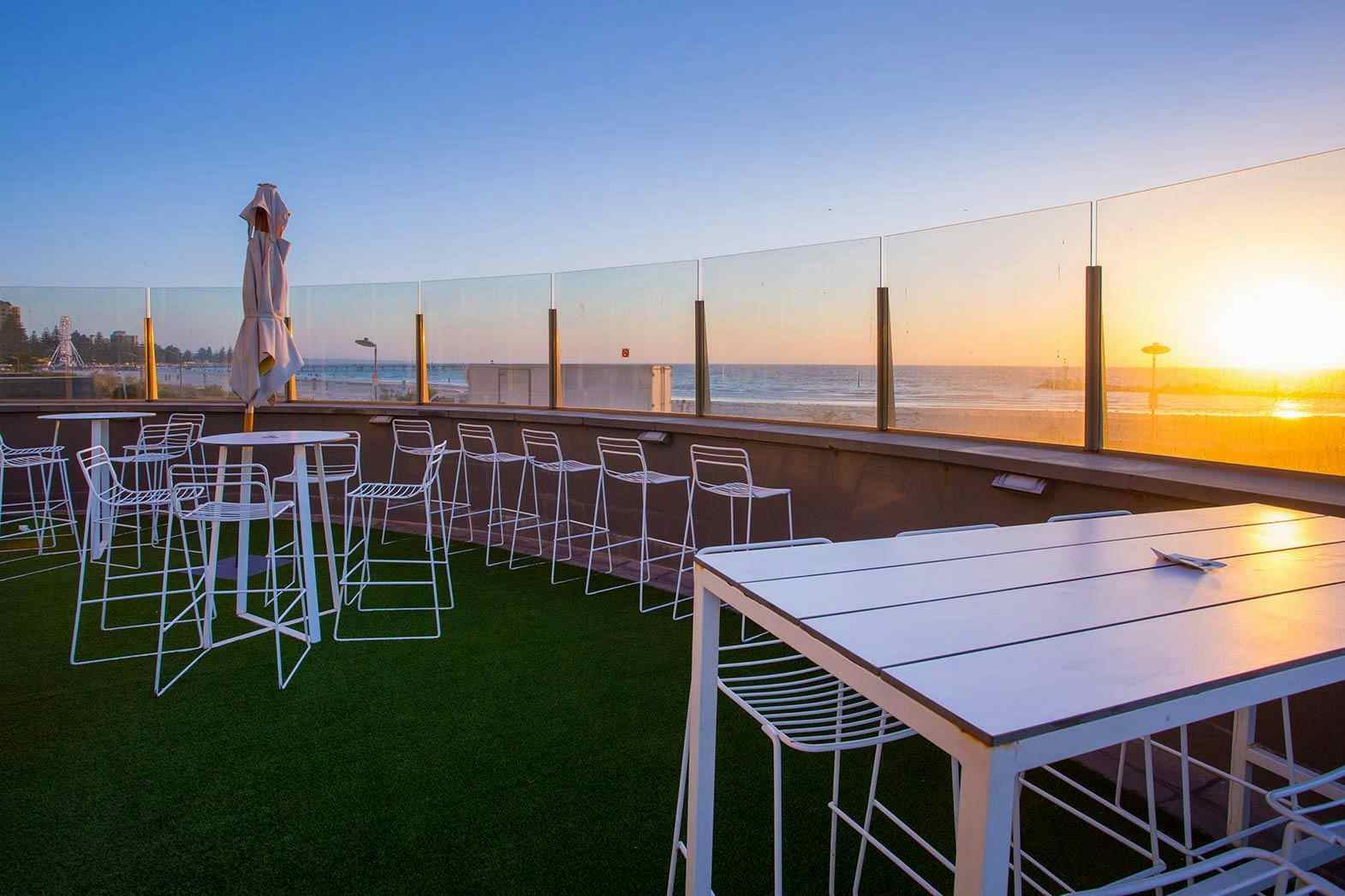 The Beach Front, Sammys on the Marina